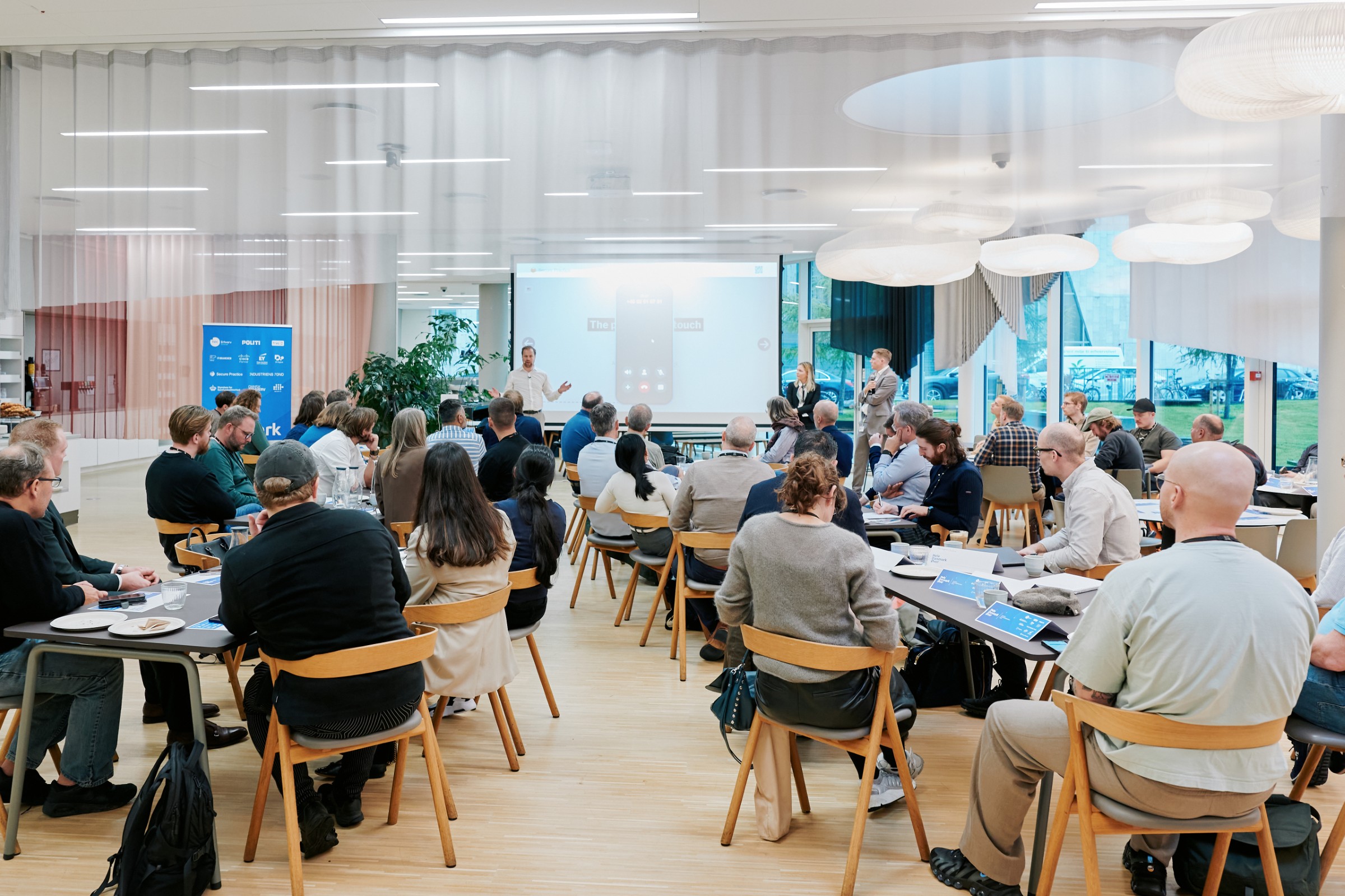 Deltagere følger facilitator